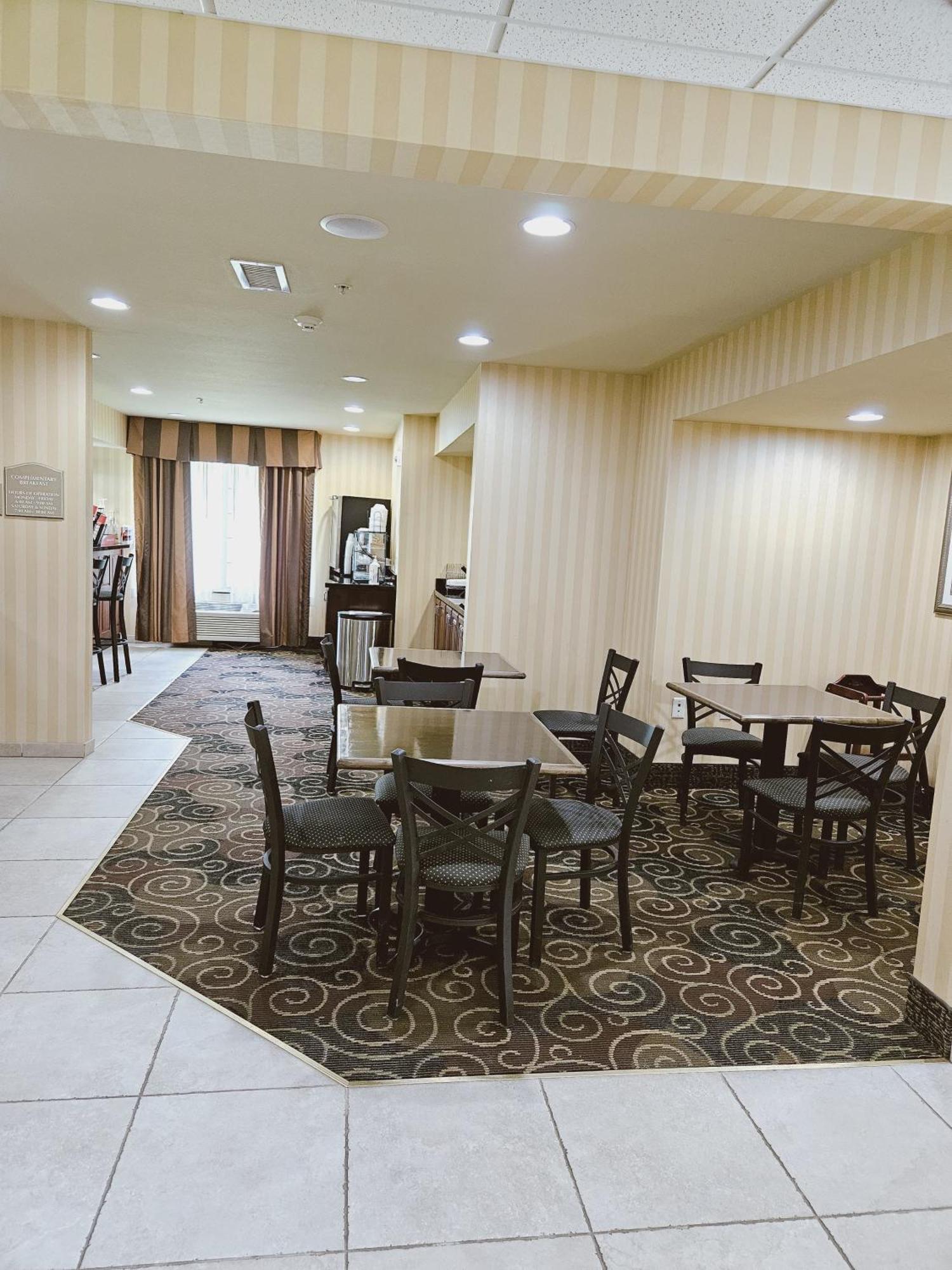 Cobblestone Inn & Suites - Bloomfield Екстериор снимка