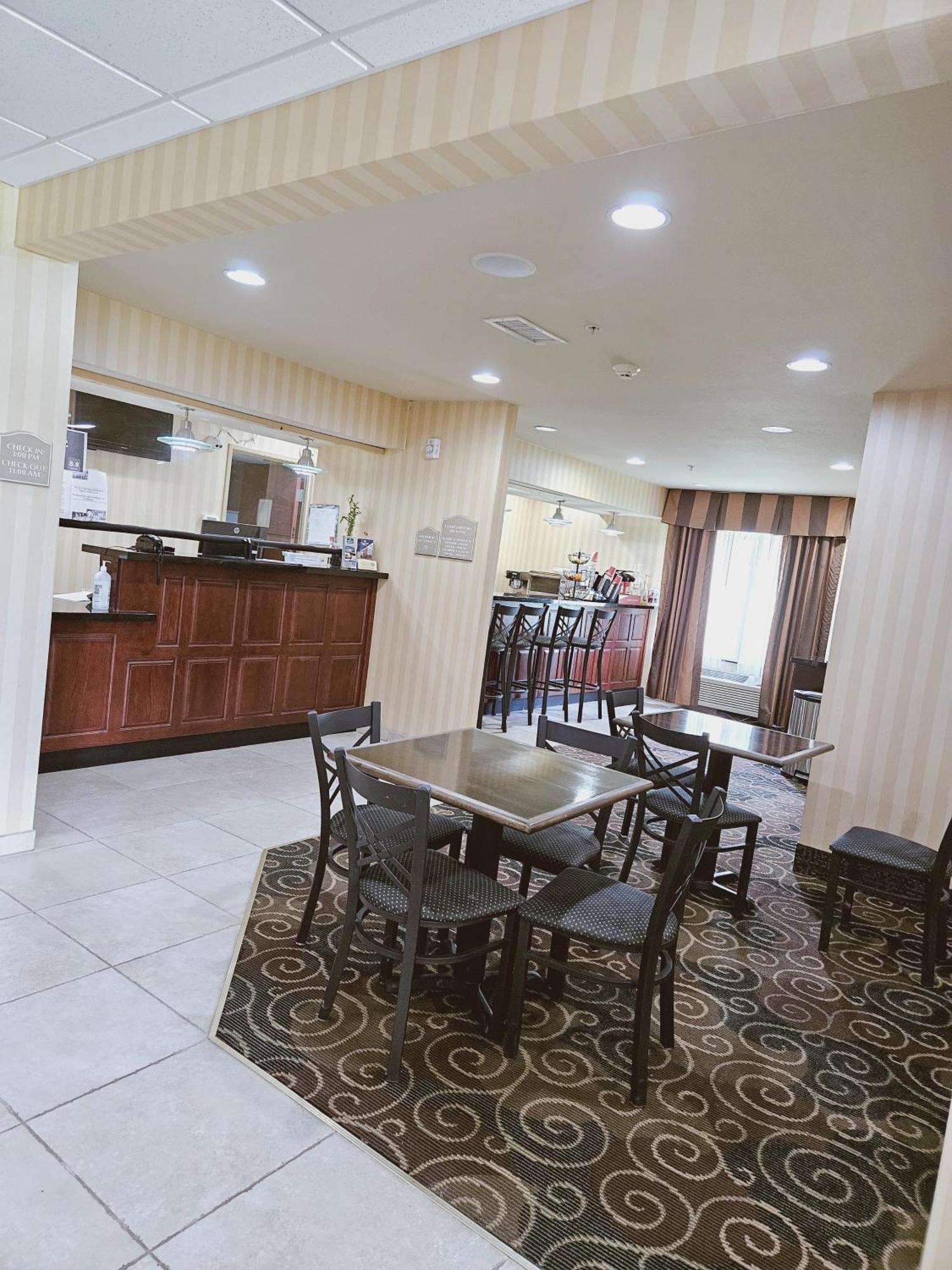 Cobblestone Inn & Suites - Bloomfield Екстериор снимка