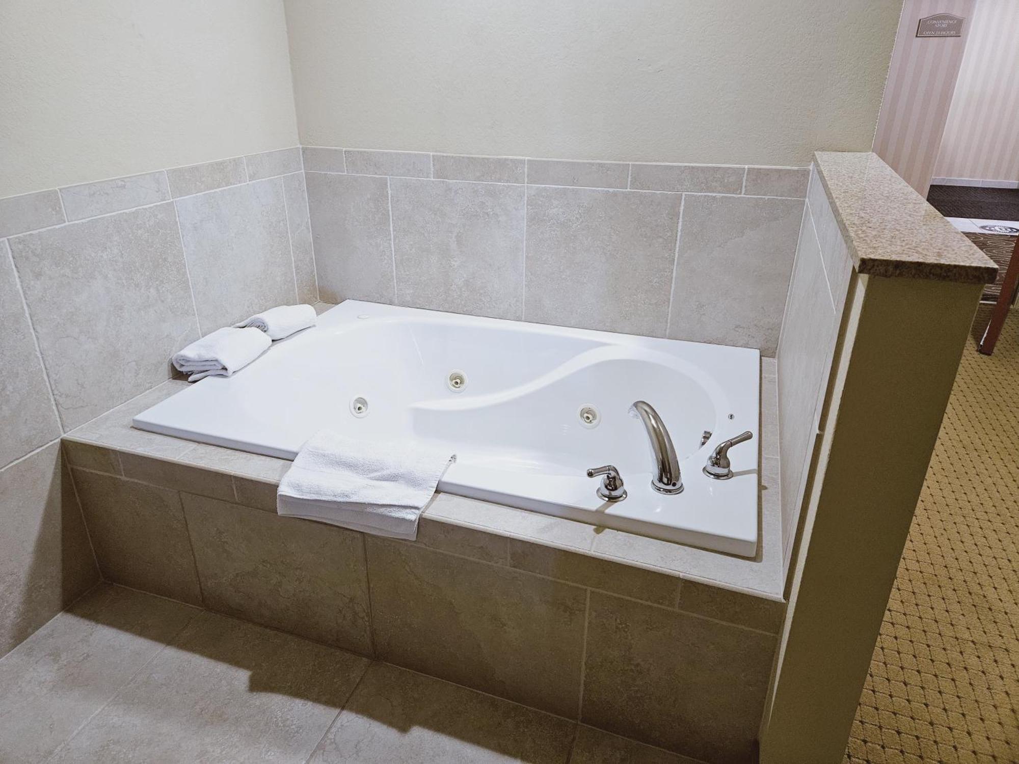 Cobblestone Inn & Suites - Bloomfield Екстериор снимка