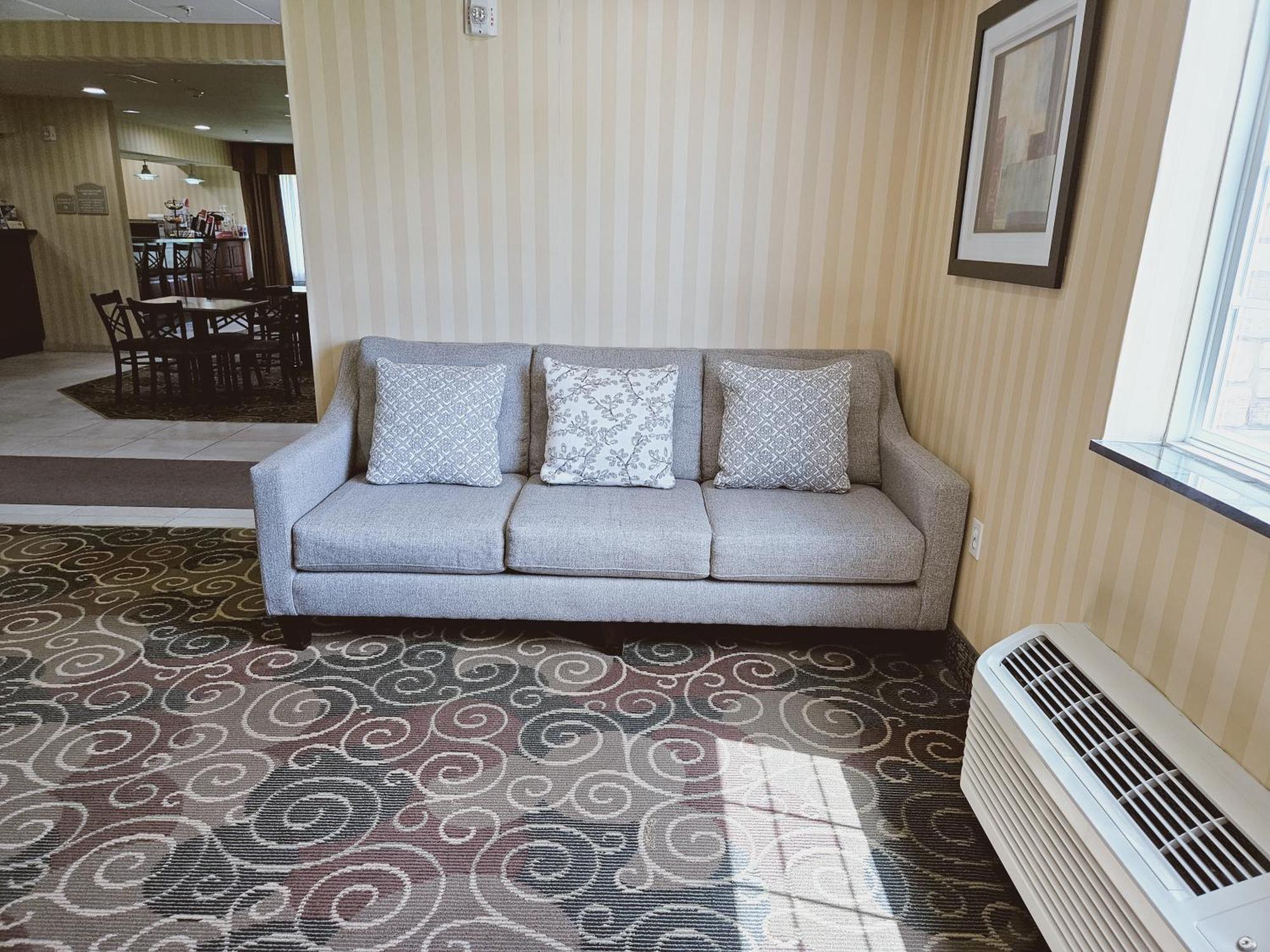 Cobblestone Inn & Suites - Bloomfield Екстериор снимка