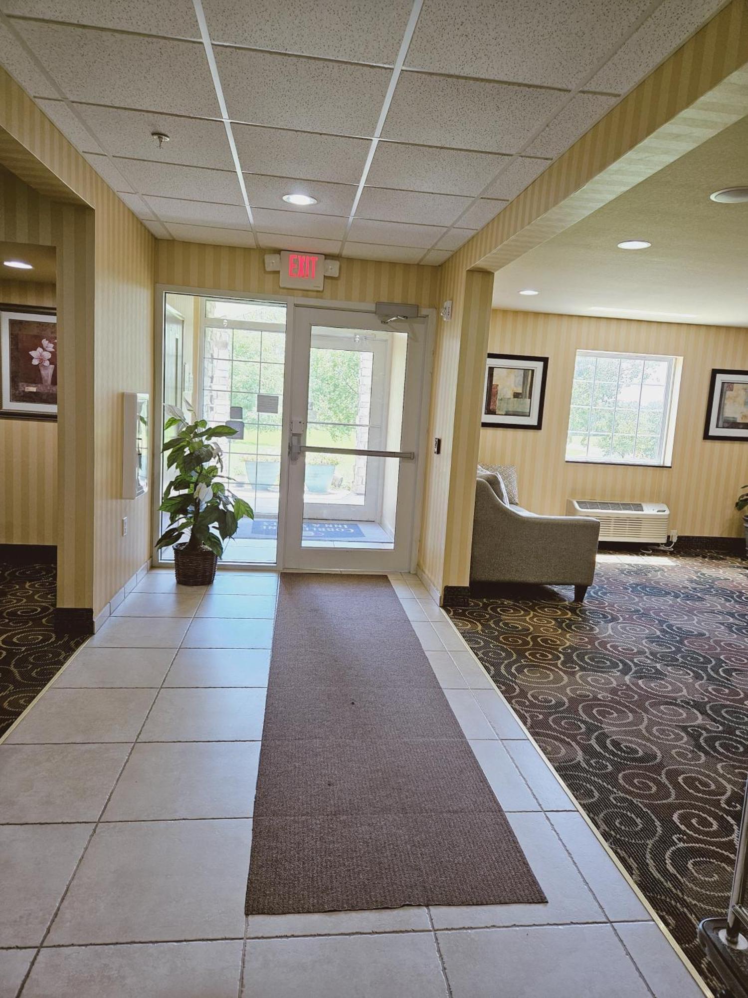 Cobblestone Inn & Suites - Bloomfield Екстериор снимка