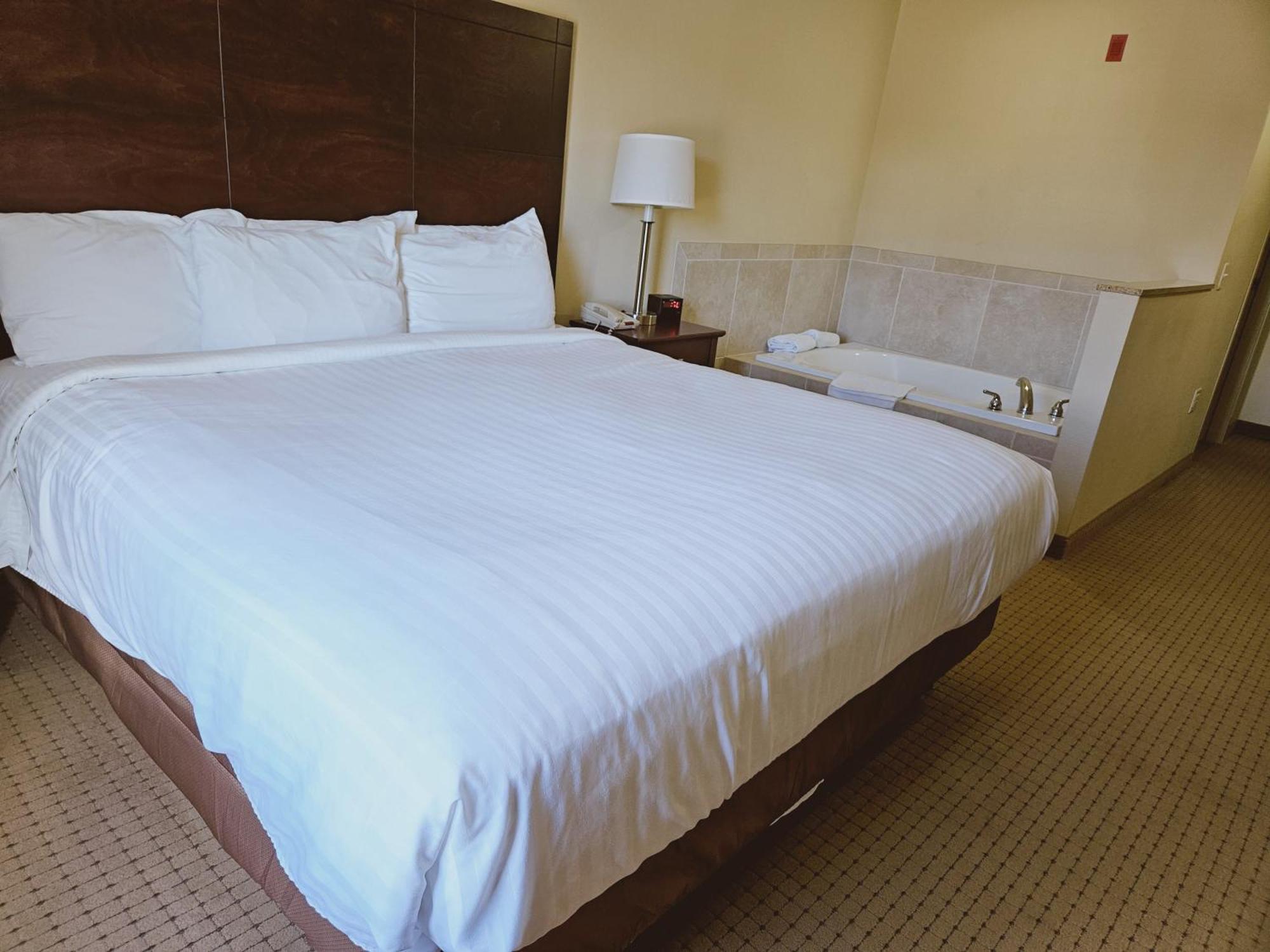 Cobblestone Inn & Suites - Bloomfield Екстериор снимка