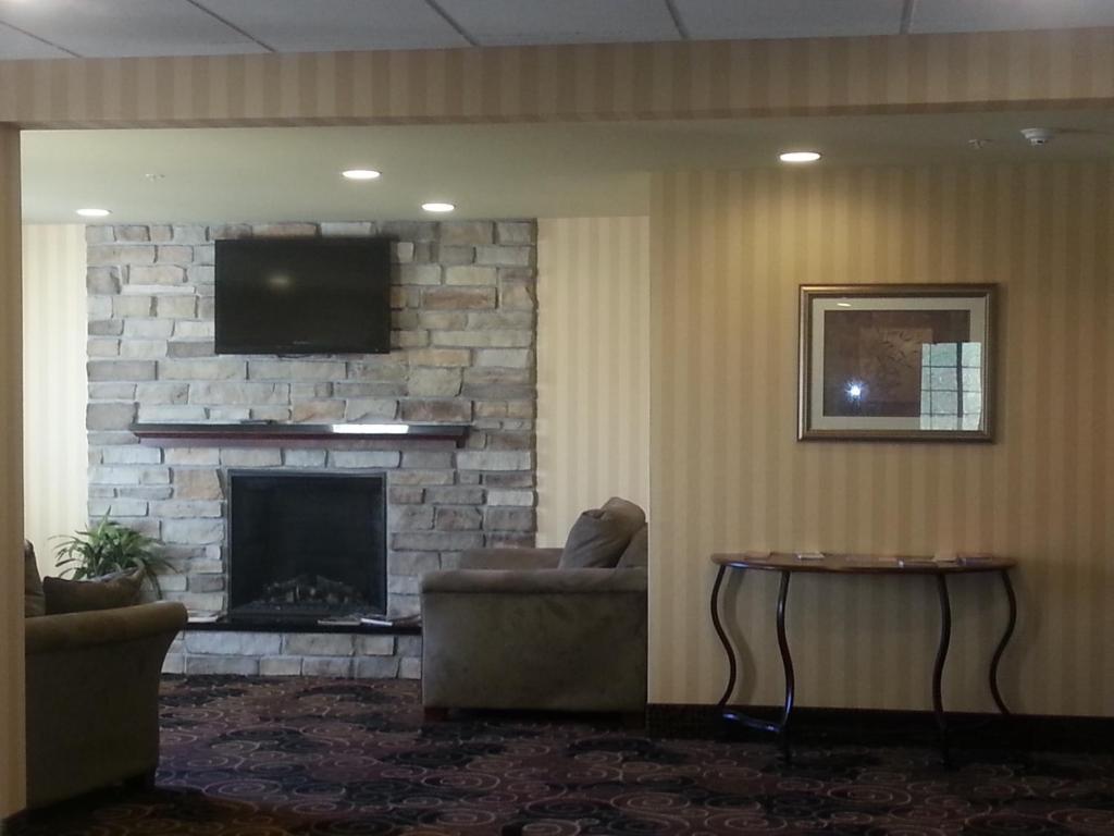 Cobblestone Inn & Suites - Bloomfield Екстериор снимка