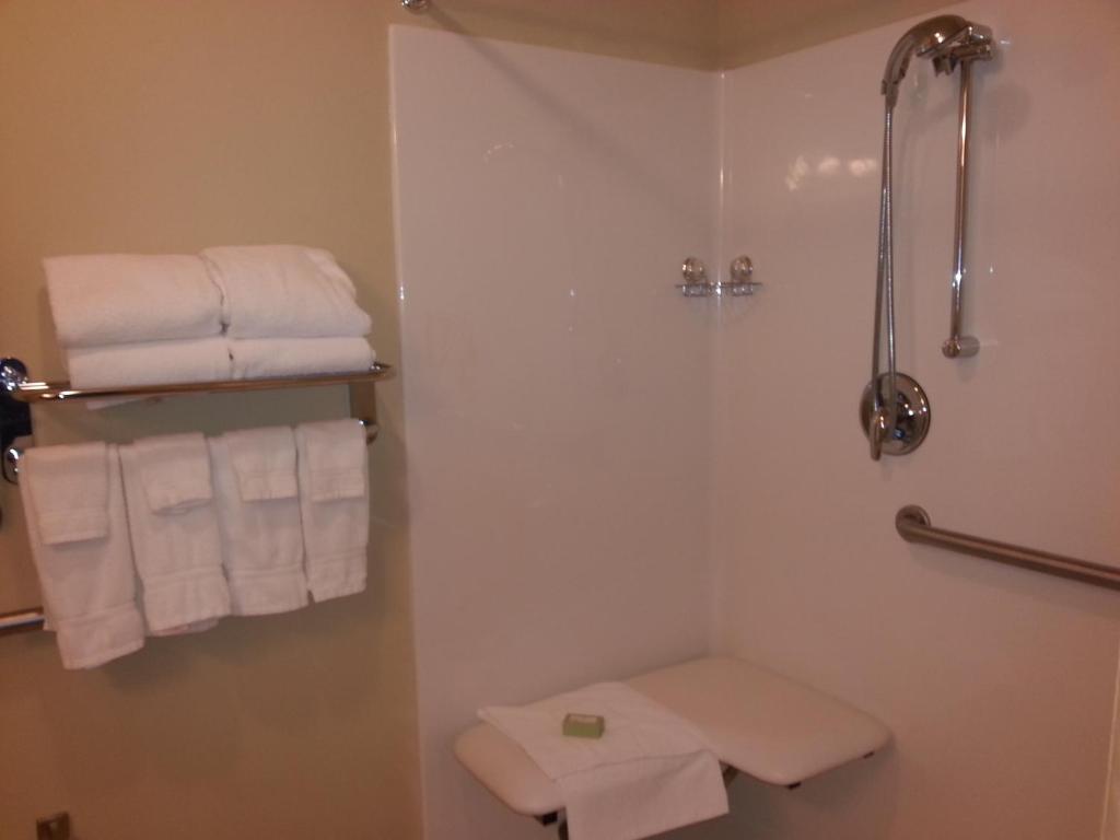 Cobblestone Inn & Suites - Bloomfield Екстериор снимка