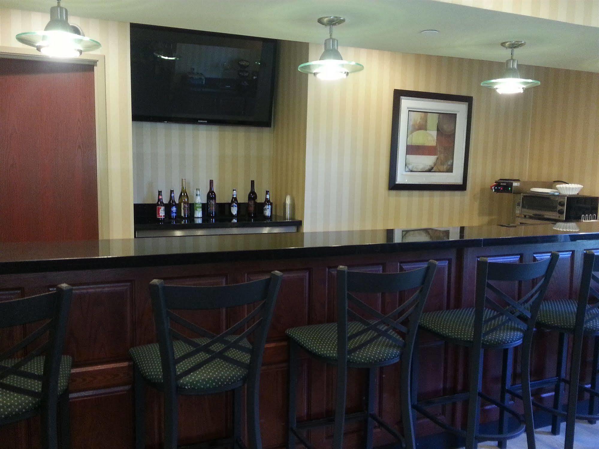 Cobblestone Inn & Suites - Bloomfield Екстериор снимка