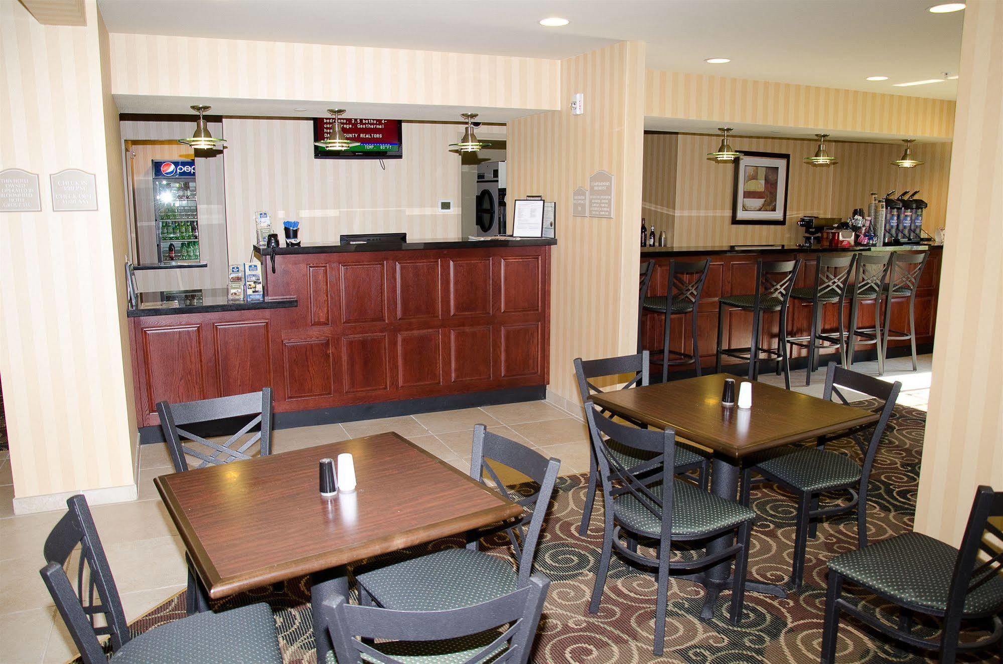 Cobblestone Inn & Suites - Bloomfield Екстериор снимка