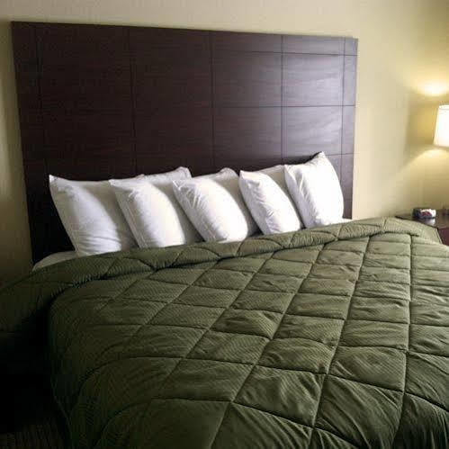 Cobblestone Inn & Suites - Bloomfield Екстериор снимка