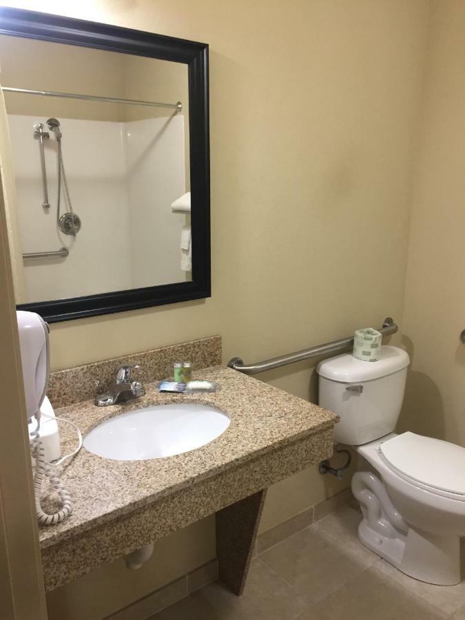 Cobblestone Inn & Suites - Bloomfield Екстериор снимка
